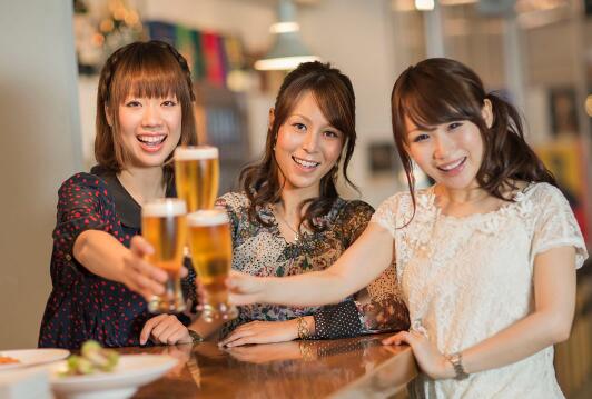 骨密度仪检测员发现喝啤酒有助于女性预防骨质疏松 女性到中年骨质疏松要比男性严重的多